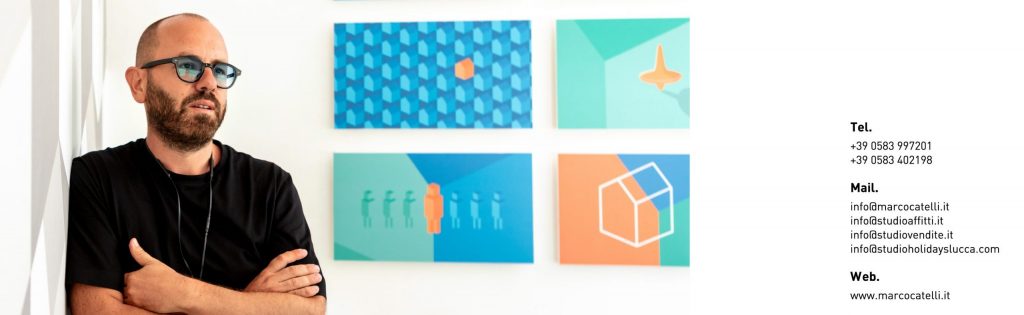 Banner sponsor Marco Catelli, uomo con occhiali davanti a opere d'arte moderne.