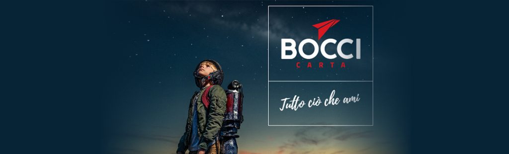 Bocci Carta, tutto ciò che ami, con immagine di bambino che guarda il cielo.